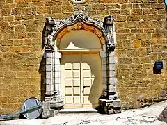 Porte de l'ancien hôpital sainte Barbe.