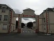 Porte monumentale, à l'entrée d'un quartier.