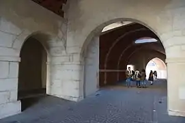 Passage sous la porte.