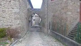 Ancienne porte dans le village médiéval, construite vers 1390, on ne sait pas si elle servait de porte d'entrée ou si elle était dans l'enceinte de la cité.