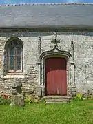 Photographie en couleurs d'une porte sculptée.