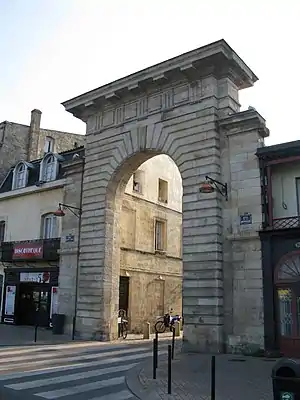 Porte de la Monnaie)(Quai de la Monnaie).