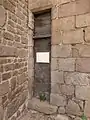 Unique porte d'accès à l'intérieur de la tour (environ 40cm de large x 2m10 de haut divisé par une traverse)