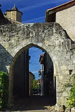 Porte de ville de Montjoie-en-Couserans inscrite au titre des monuments historiques.