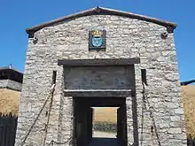 À partir de 1756, l'entrée principale du Fort Niagara fut établie du côté de la rivière Niagara. Les Français nommèrent ce portail la porte des Cinq Nations en l'honneur des Cinq Nations de la confédération iroquoise.