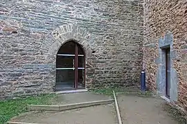 La porte d'entrée dans le Petit Logis.