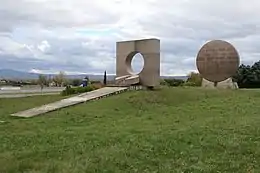 Porte_du_soleil_sculpture_sur_l'autoroute_A7