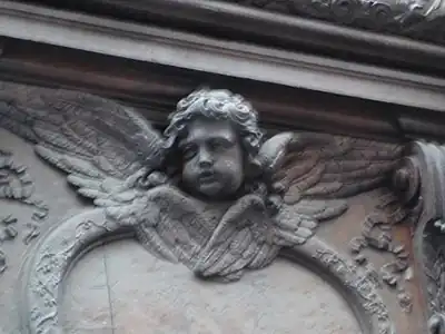 Portail, détail d'une tête d'angelot.