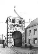 La porte de Mars avec sa figure du dieu vue de puis la ville ; 1878.