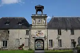 Porte nord-ouest de l'ancienne ferme du château de Combreux.