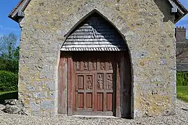 La porte ouest de la chapelle Saint-Meuf.