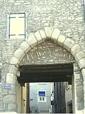 Photo représentant la poterne principale, dernier vestige visible du rempart du XIIIe siècle