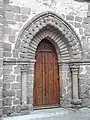 Porte romane nord de la chapelle Saint-Crépin, arc ogival, rouleaux et « semelles ».