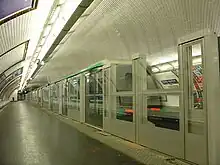 Portes palières à la station Porte Maillot sur le quai inutilisé en direction de Château de Vincennes.