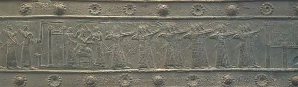 Le roi Salmanazar III observe des archers à l'assaut de la cité de Dabigu en Syrie du Nord, 858 av. J.-C.
