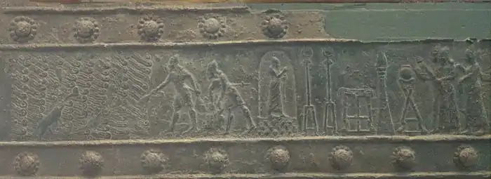 Consécration d'un bas-relief représentant le roi Salmanazar III sur les bords du lac de Van (Urartu), et sacrifices à son intention. Bas-relief des portes de Balawat. British Museum.