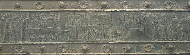 troupes assyriennes prenant une ville lors d'une campagne en Syrie du Nord, 858 av. J.-C. ; vaincus empalés devant les remparts de la cité.