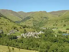 Vue sur Portet-de-Luchon. La D76 passe par ce village.