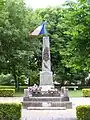 Le monument aux morts près de l'église (mai 2009)