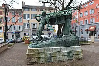 Porteurs de bennes dit aussi Les Vendangeurs, 1923, Mâcon, place de la Barre.