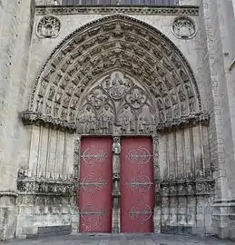 Le portail central.