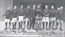 Photographie en noir et blanc d'une équipe de hockey sur glace posant avec leurs uniformes.
