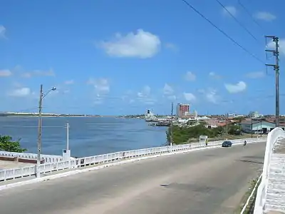 Embouchure du rio Potenji (à droite, le port de Natal).