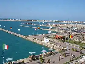 Le port de Marina El-Alamein (en), station balnéaire haut-de-gamme de l'Est du gouvernorat.