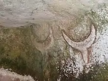 Bas-relief représentant des têtes de taureaux dans la nécropole de Su Crucifissu Mannu près de Porto Torres en Sardaigne datant du IVe millénaire av. J.-C. Ces représentations abstraites de taureaux sont retrouvées en grand nombre en Italie.