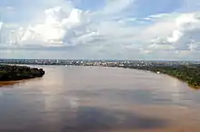Vue aérienne de la rivière en amont de Porto Velho que l'on aperçoit dans le fond. La ville se trouve à moins de 5 km en aval des rapides de Teotônio où doit être construite la mégacentrale hydroélectrique de Santo Antonio. La Madeira est ici large de plus de 1300 mètres.