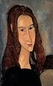 Portrait en buste d'une jeune femme au visage allongé, cheveux châtains aux épaules