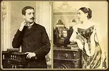 Photos accolées montrant, à gauche, un homme moustachu et, à droite, une femme vêtue d'une robe de soirée