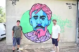 Portrait de Marcel Proust par l'artiste graffeur Pan Pan (à gauche) avec l'auteur-compositeur Brume Parole.