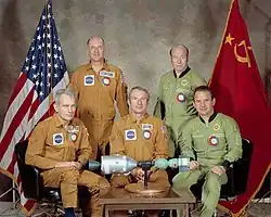 De gauche à droite : les Américains (en combinaisons orange) Slayton, Stafford et Brand, ainsi que les Soviétiques (en combinaisons vertes)  Leonov et Koubassov