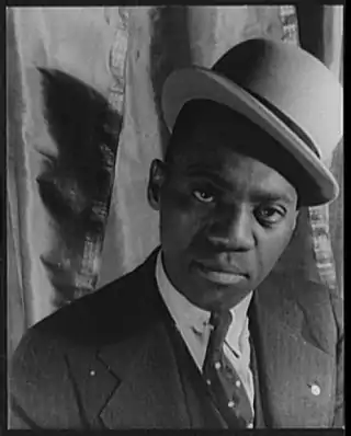 portrait photographique de Bill Robinson portant un chapeau melon.