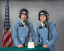 Photographie couleur de James Lovell et Frank Borman en combinaison de vol avant leur mission Gemini 7.