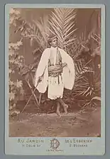 [Portrait d'un jeune homme en costume traditionnel], portrait-carte, 1869-1890, Amsterdam, Rijksmuseum.