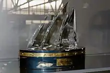 Photo d'un trophée dans une vitrine