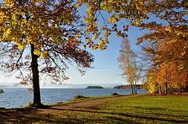 Parc au bord du lac de Starnberg, et île aux Roses des rois de Bavière au fond