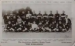 Carte postale en noir et blanc d'une équipe de rugby. Les joueurs sont répartis sur trois rangées.