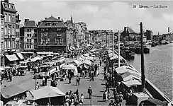 Un tram sur les quais.