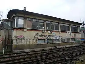 Le poste d'aiguillage de l'Évangile, toujours actif à la station Nord-Ceinture, près des entrepôts du SERNAM (Porte de la Chapelle).