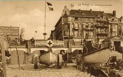 Un poste de sauvetage de la Croix-Rouge. Plage de La Panne (Belgique) vers 1930.