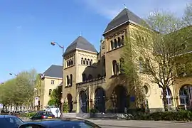 La poste de la gare, construite antérieurement.