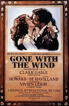 Affiche avec un homme et une femme qui s'embrasse, en-dessous est écrit « Gone With The Wind ».