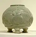 Petit pot tripode, en grès gris à couverte céladon, décor découpé et gravé, de Yaozhou dans la province du Shaanxi, daté de la fin du Xe siècle.