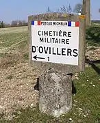 Poteau Michelin avec deux drapeaux tricolores à Ovillers dans la Somme.