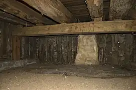 Cave de la maison Beauvais-Amoureux avec poteaux en terre