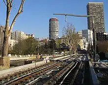 Vue de la station Poterne des Peupliers du tramway T3 ; la tour Super-Italie est visible au milieu de la photographie. L'immeuble à droite est la tour Chambord