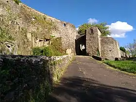 Porte de la Poterne protégée par une tour carrée (vue extra-muros).